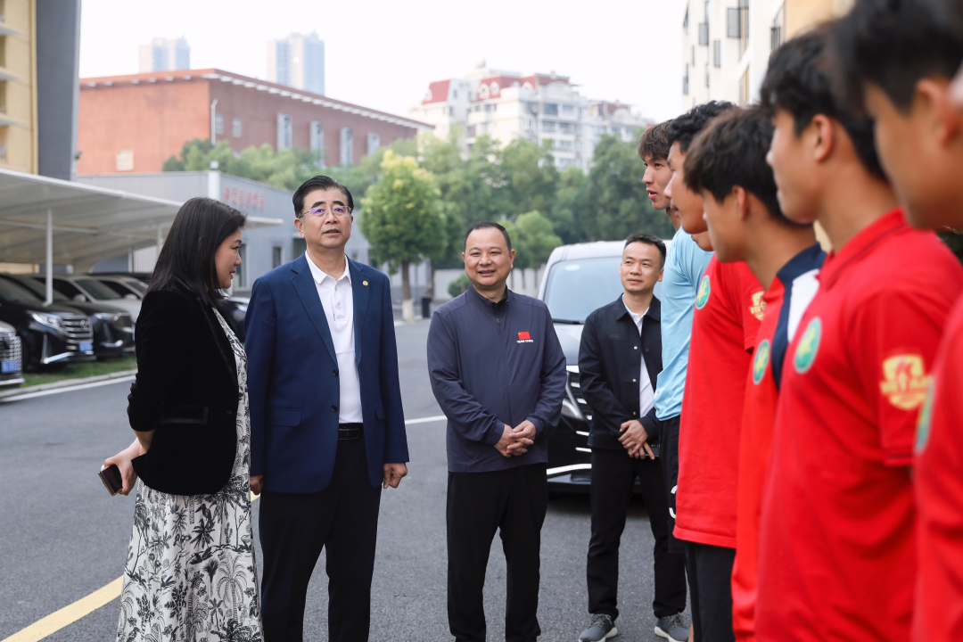 宋凯深入了解湖北足球发展现状，与U18全运队深入交流